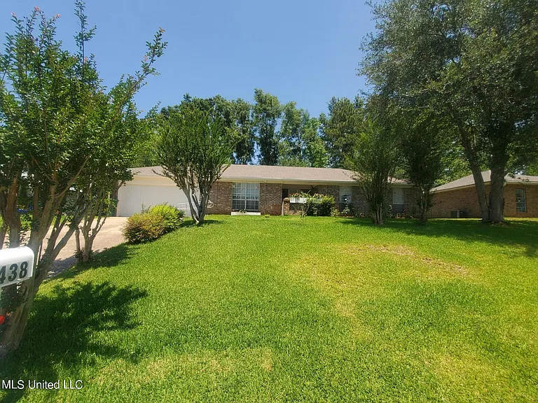 12438 Briarwood West Dr W — Photo 2