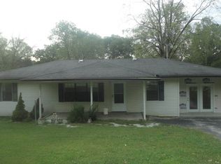 214 Clear Lake Dr, Jacksboro, TN 37757