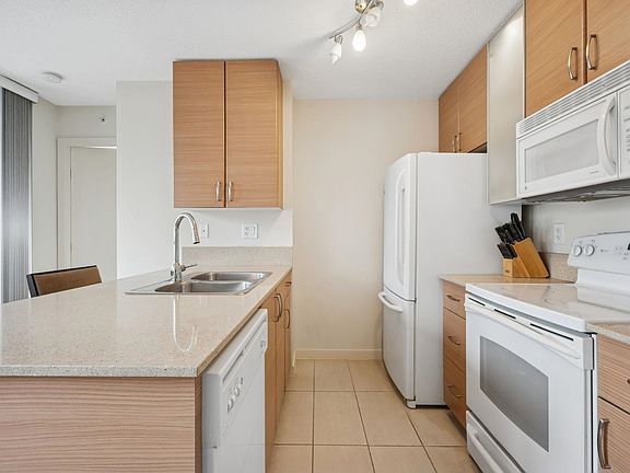 5th image of 977 Mainland St #502