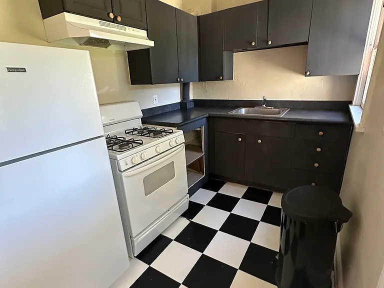 1823 E 2nd Ave — Photo 5