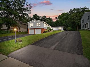 2562 Pebble Valley Rd, Waukesha, WI 53188
