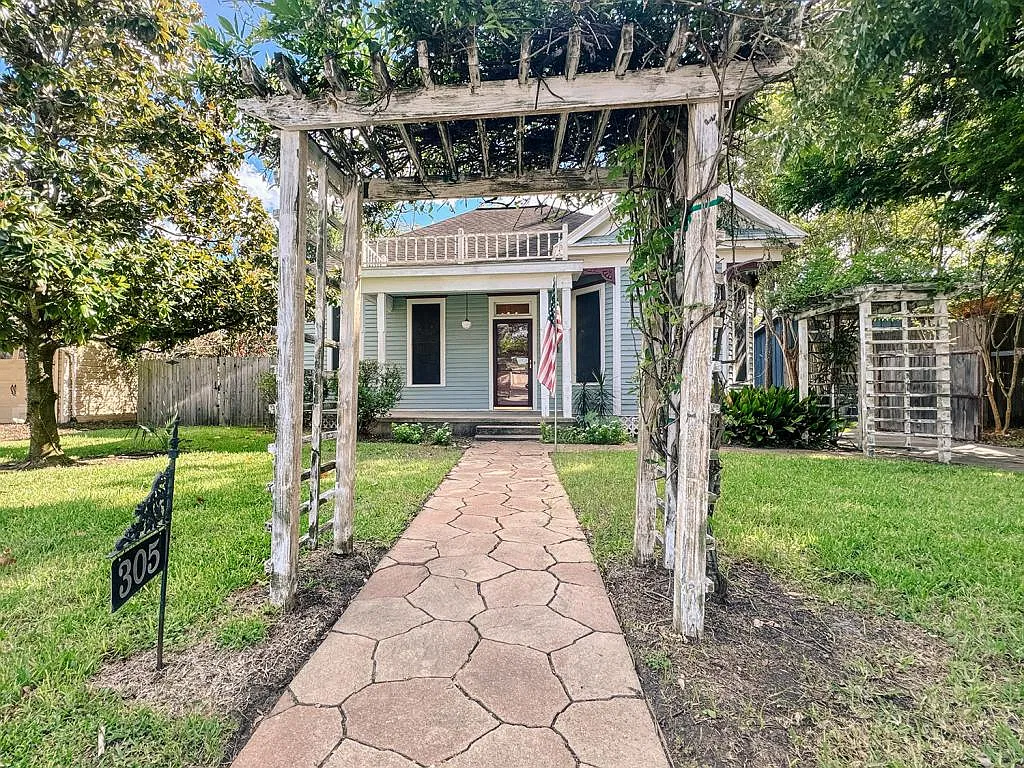305 W Brazos St — Photo 4