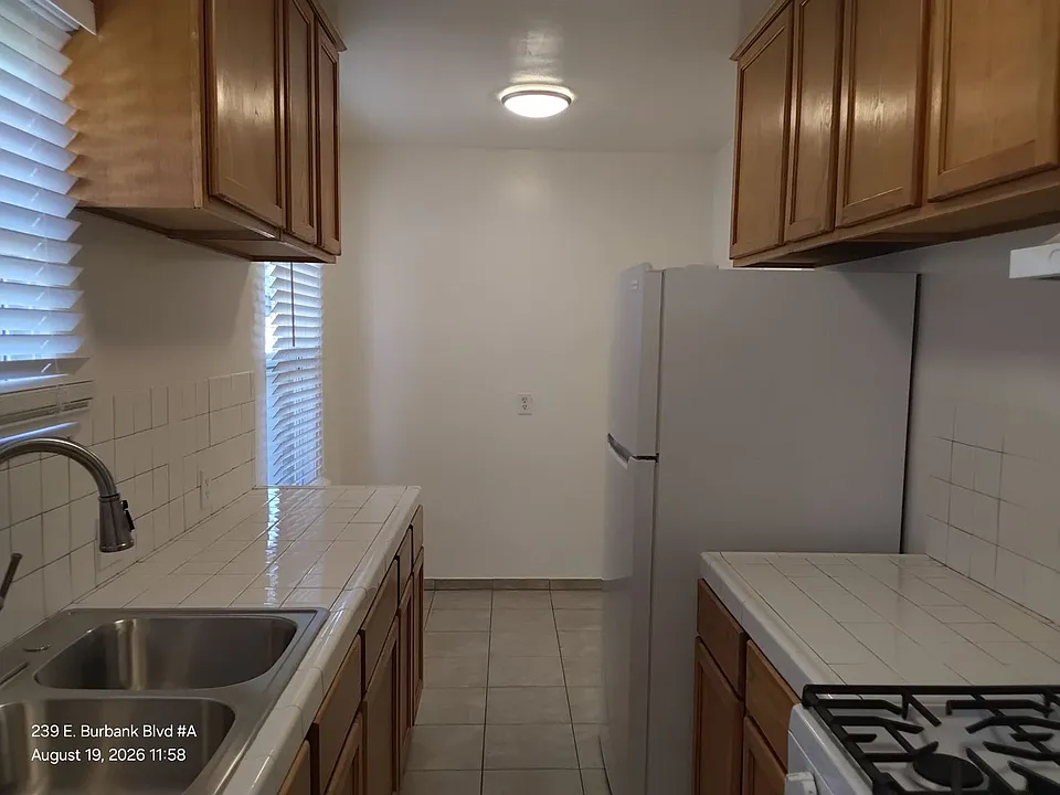 Bright & Spacious Unit in the Heart of Burbank Utilities Included!