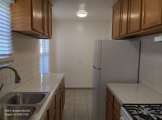 Bright & Spacious Unit in the Heart of Burbank Utilities Included!, Burbank, CA 91502