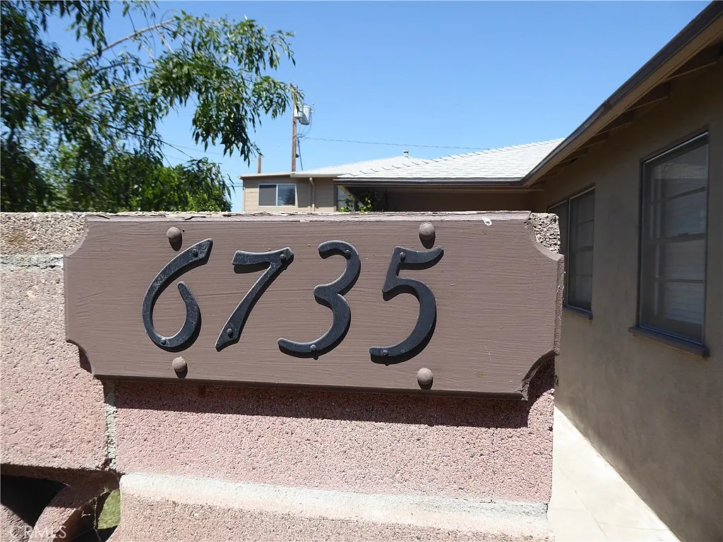 Building Photo - 6735 Yellowstone Dr #A