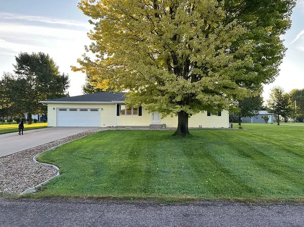 2805 S Meadow Ln, Hastings, NE 68901