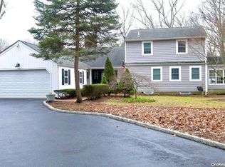 18 Oakfield Rd, Saint James, NY 11780