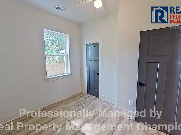 1109 Dock St — Photo 16