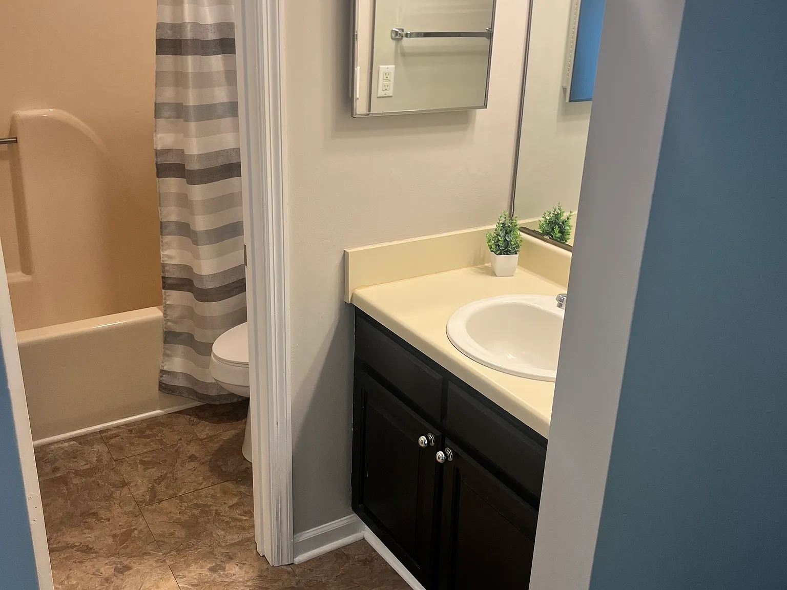 2 bed, 1065 sqft, $1,550 — Photo 2