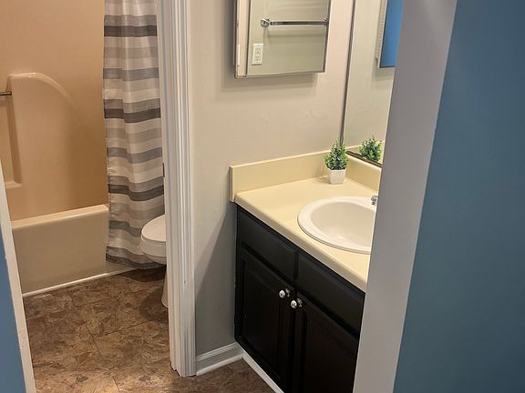 4th image of 332 Edgewater Ln