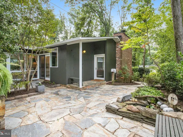 1947 Marthas Rd, Alexandria, VA 22307