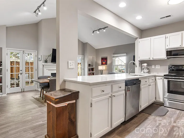 3700 Selwyn Farms Ln #4 — Photo 6