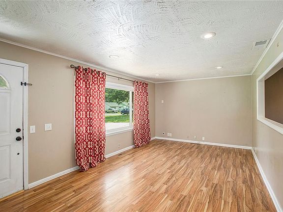 3rd image of 117 E 8th St
