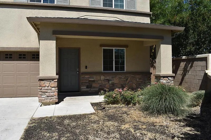 4 bed, 2.5 bath, 2244 sqft, $2,300 — Photo 2
