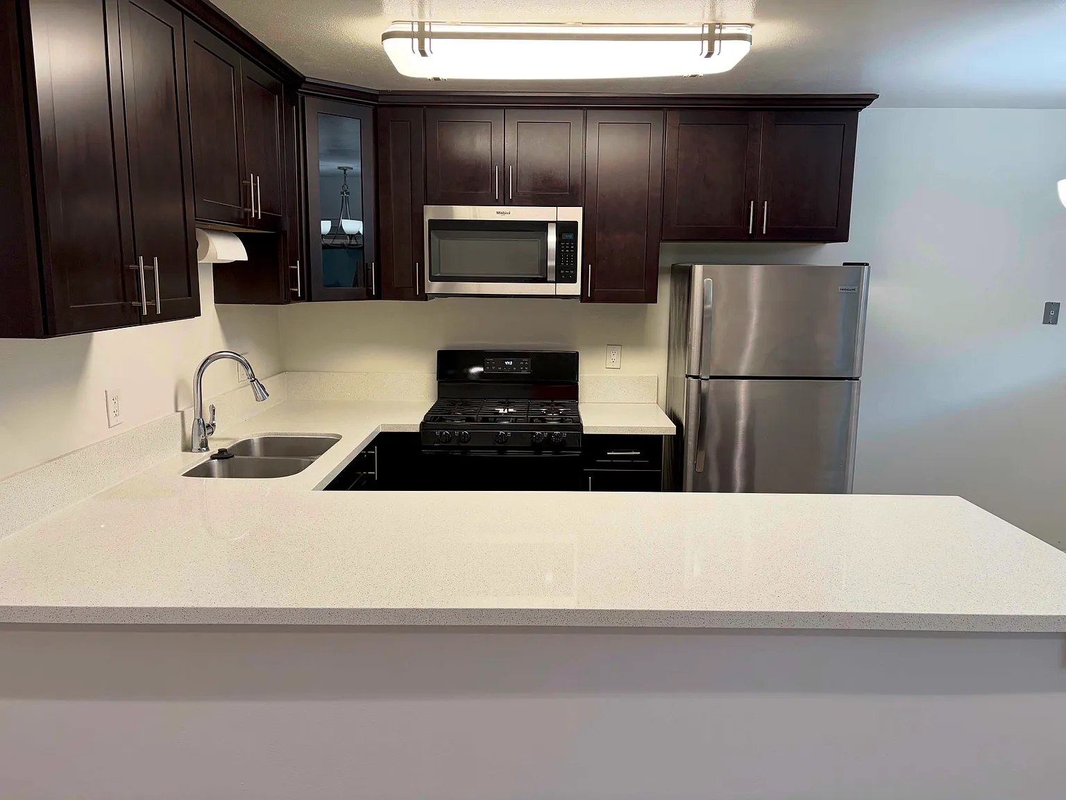 2 bed, 925 sqft, $2,745 — Photo 3