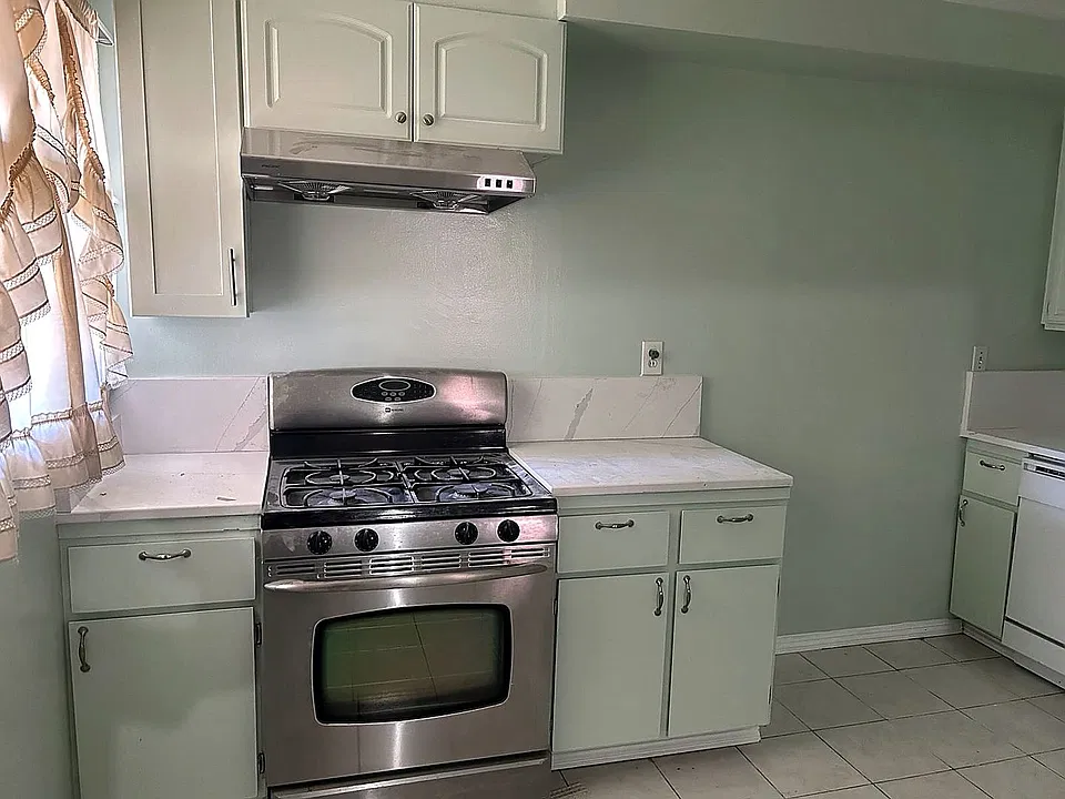 911 E La Verne Ave