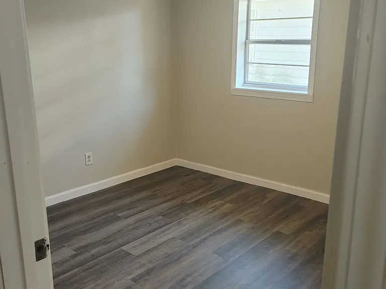 56 NW Railroad St — Photo 11