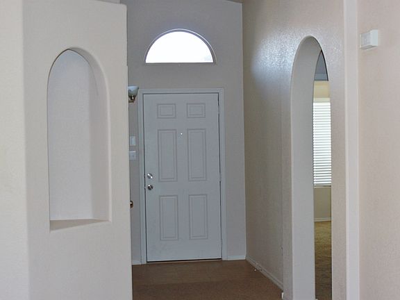 Front entryway with decorative niche