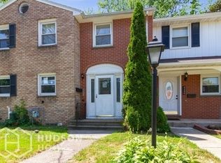 12 Candlelight Ln, Liverpool, NY 13090