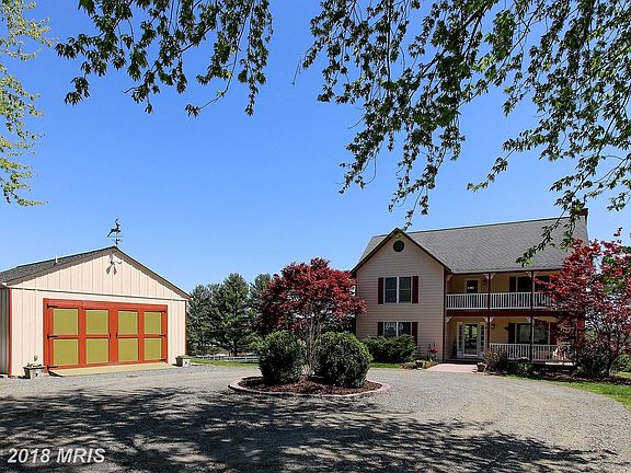 Det. art studio and circular drive