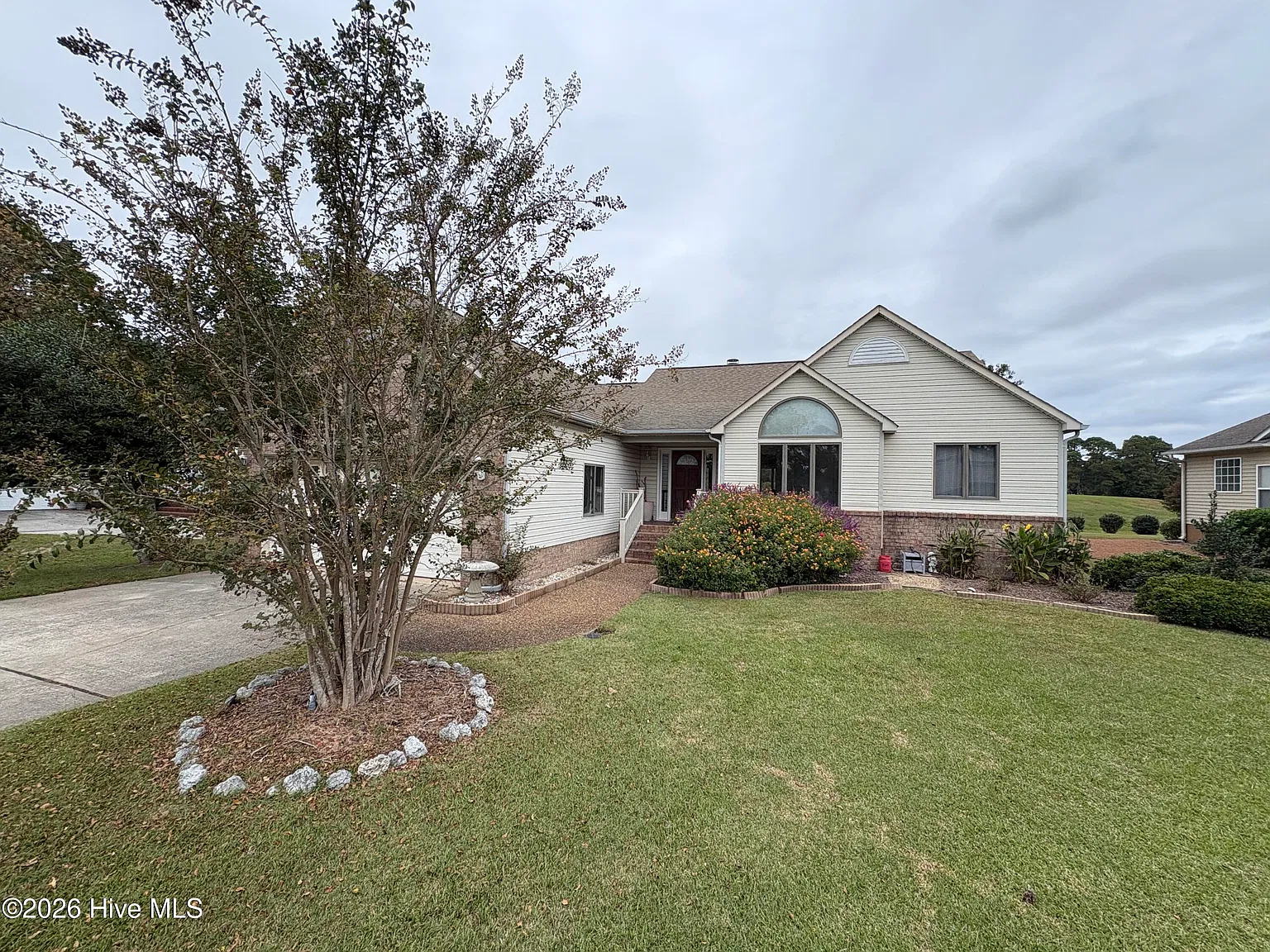 3 bed, 2.0 bath, 2296 sqft, $2,200 — Photo 3