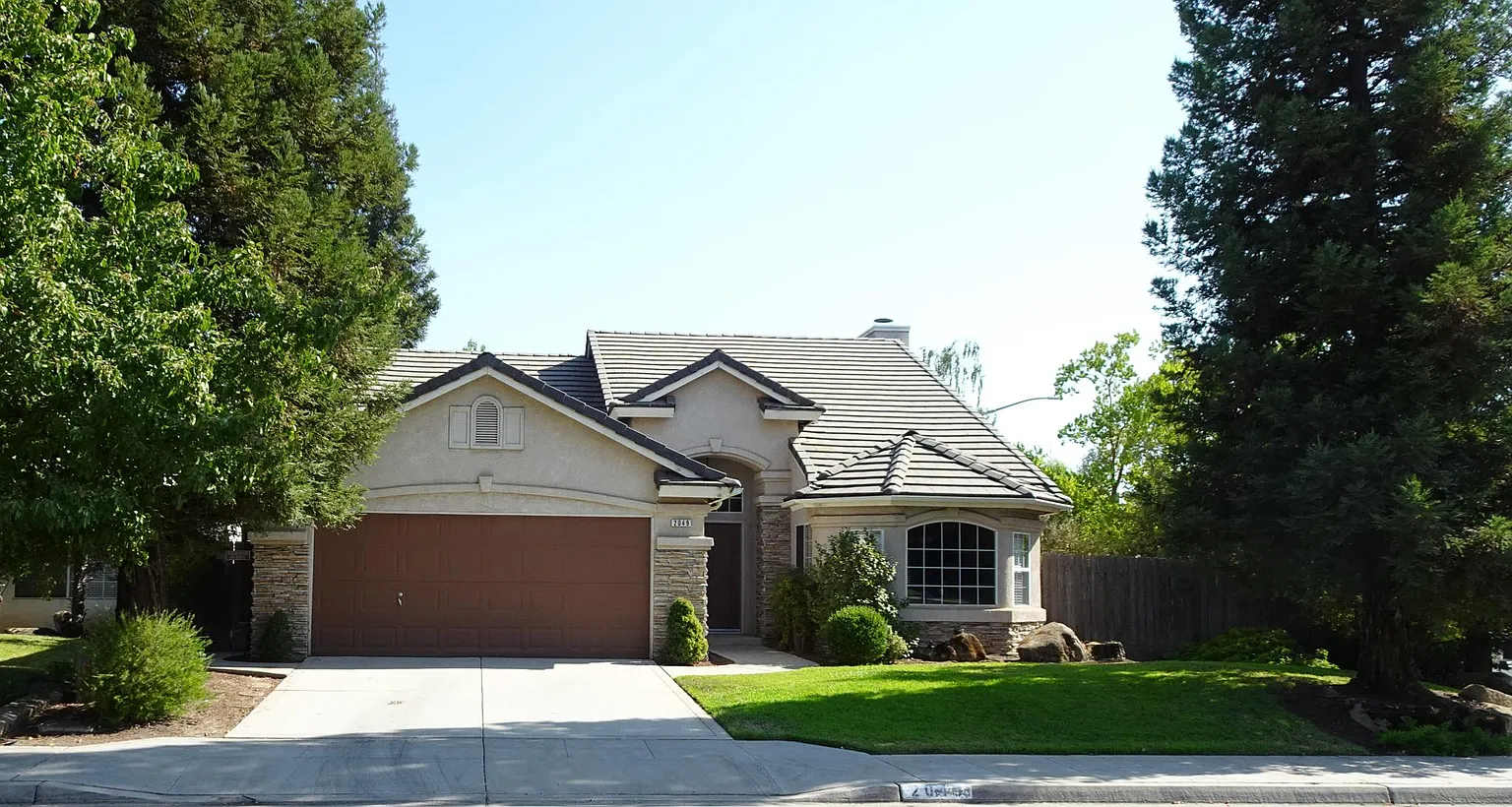 2049 E Fox Glen Dr photo 1