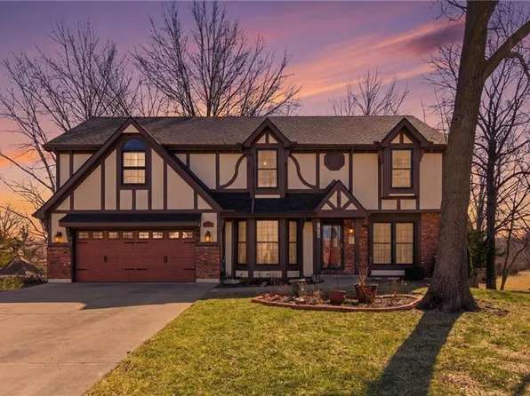 1033 Oxford Ct, Leavenworth, KS 66048