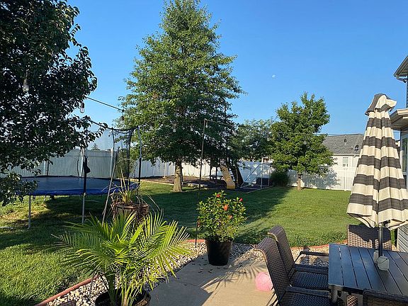 Back yard with vinyl fence 