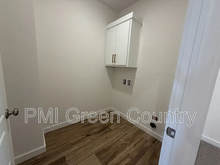 134 E Elgin St — Photo 18