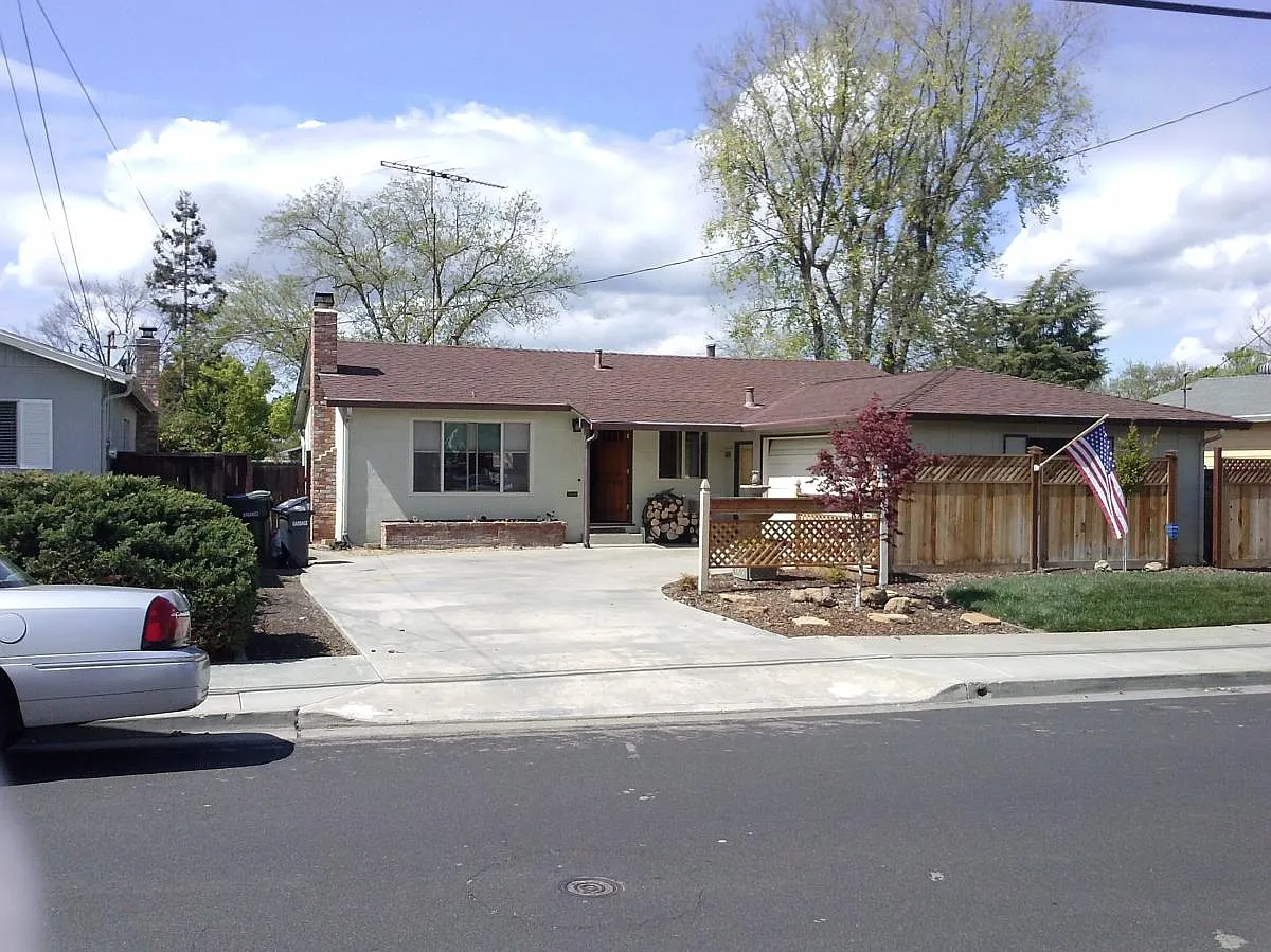421 Hillcrest Ave photo 1