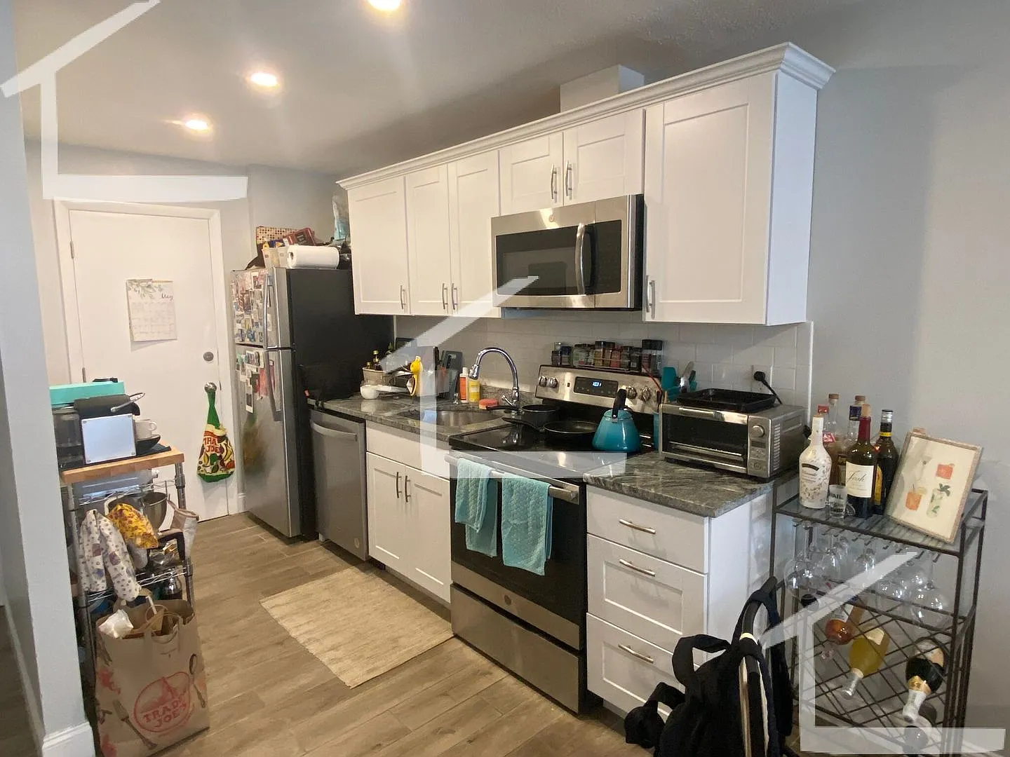 Huge 2 bed condo with parking included! — Photo 1