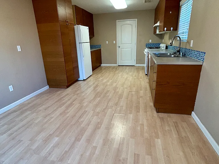 240 N Van Ness Ave — Photo 19