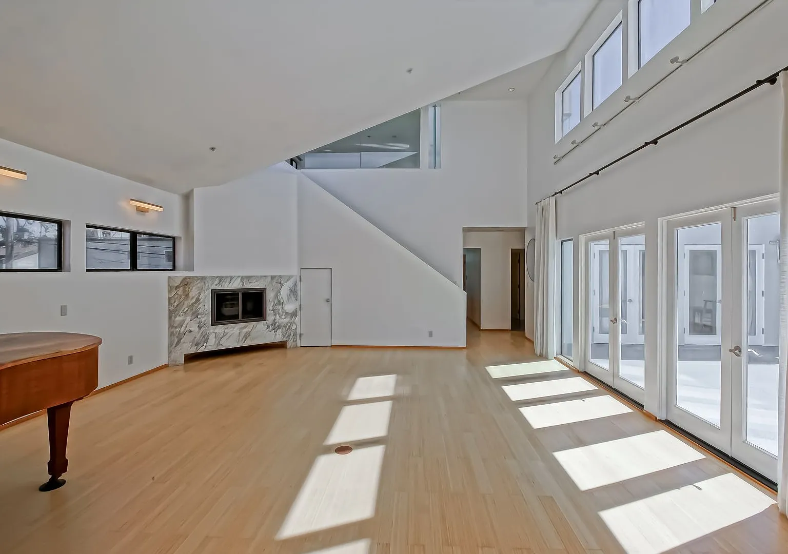 Modern & Bright. Top-Floor, 4br3ba House-Like Apartment W/ Open Floor Plan, 3 Decks For Indoor/Ou... — Photo 3