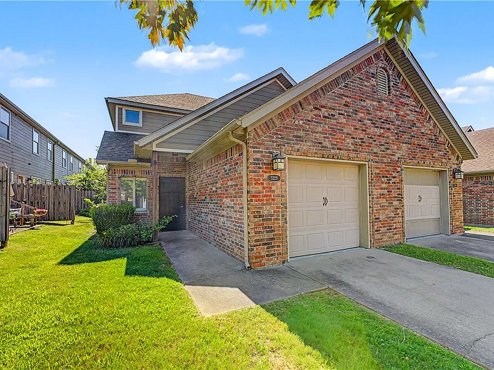 3229 W Montrail Pl
