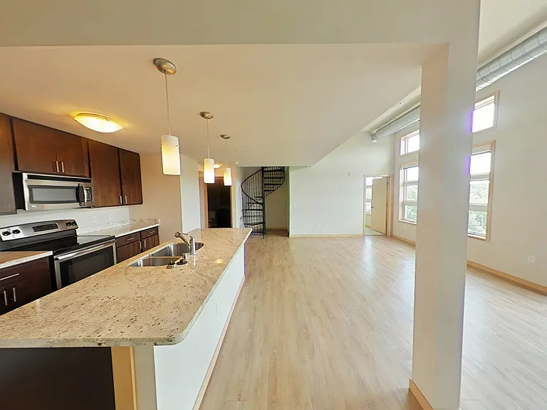 902 Drake St — Photo 118