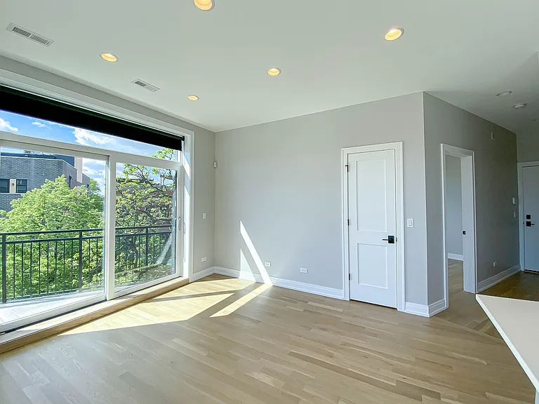 1050 W. Cornelia — Photo 8