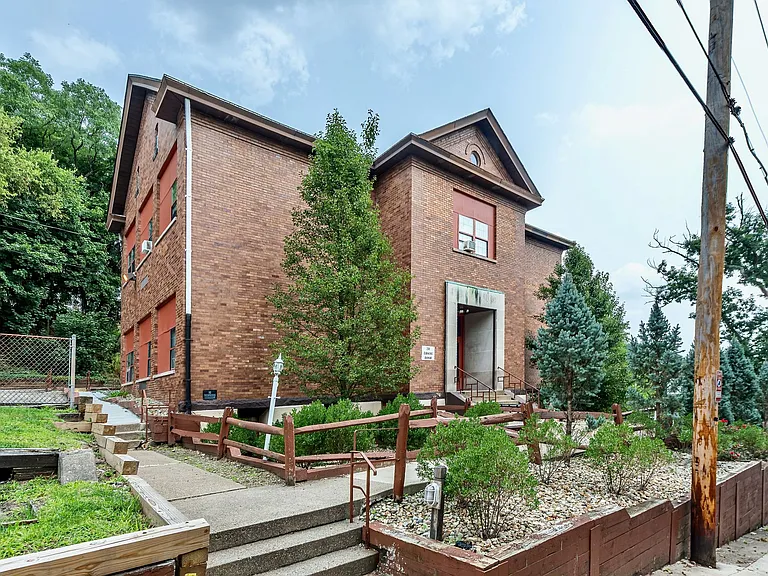 230 Oakwood Ave — Photo 2