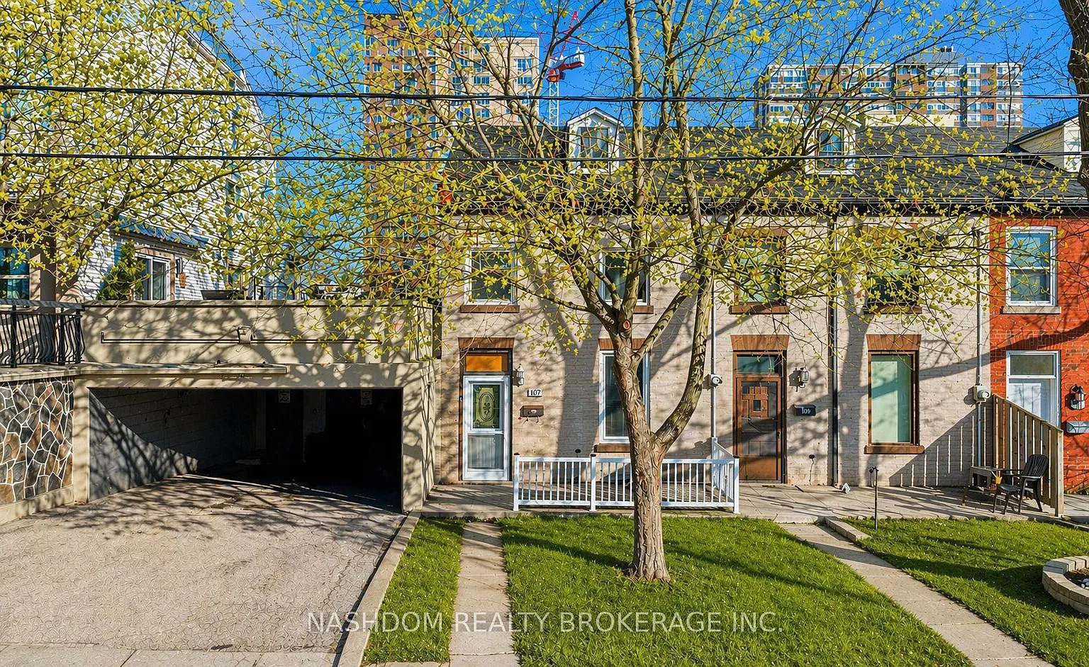 107 Queen St S — Photo 1