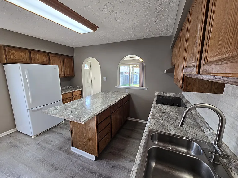 2952 Louise Ave — Photo 6