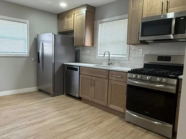 539 W Downer Pl #E, Aurora, IL 60506