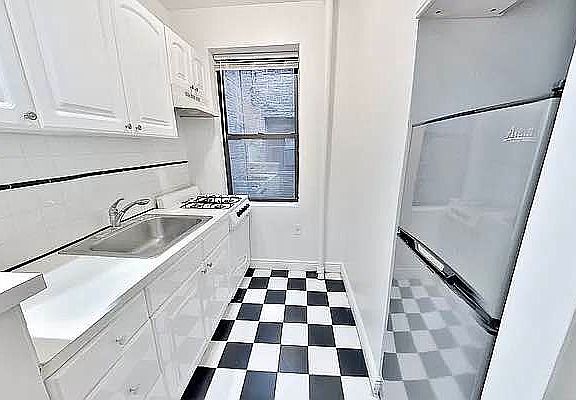 2nd image of 103 Lexington Ave APT 2B
