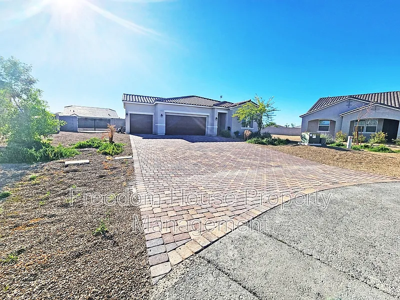 3 bed, 2.0 bath, 2085 sqft, $2,141 — Photo 2