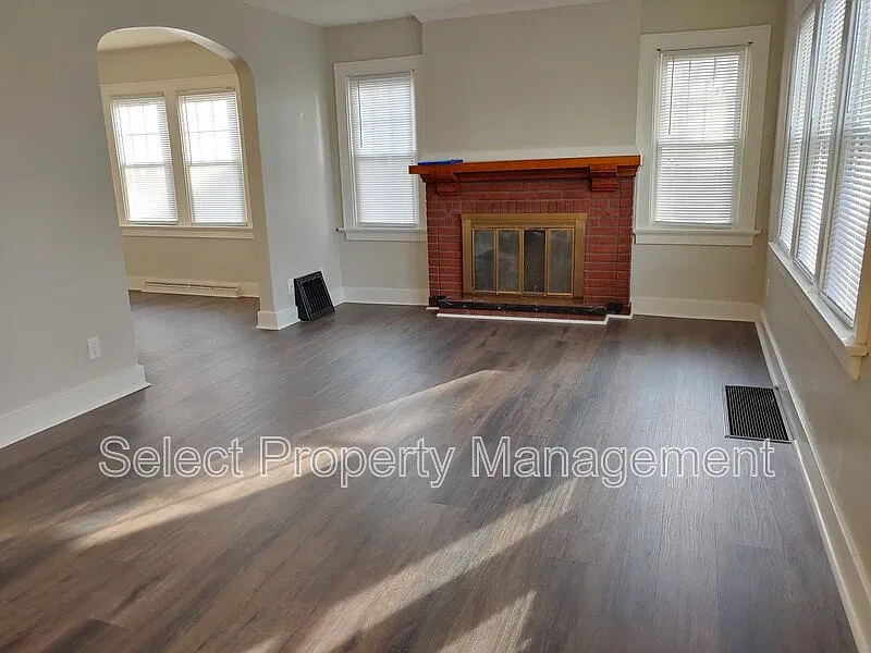 3 bed, 1.0 bath, 1216 sqft, $1,575 — Photo 2