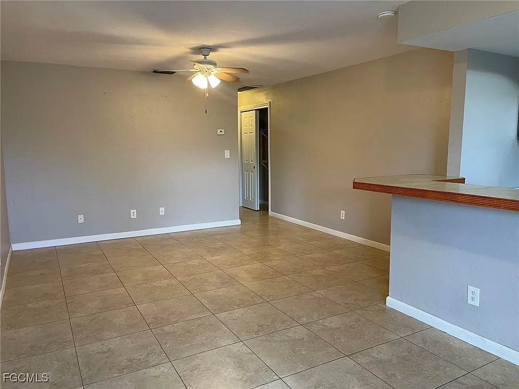 1 bed, 1.0 bath, 561 sqft, $1,275 — Photo 2