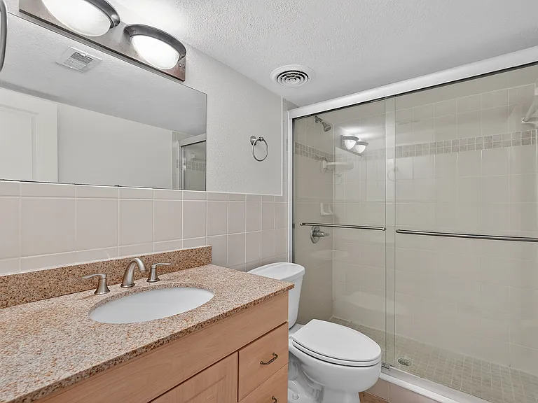 437 N Oleander Ave — Photo 4