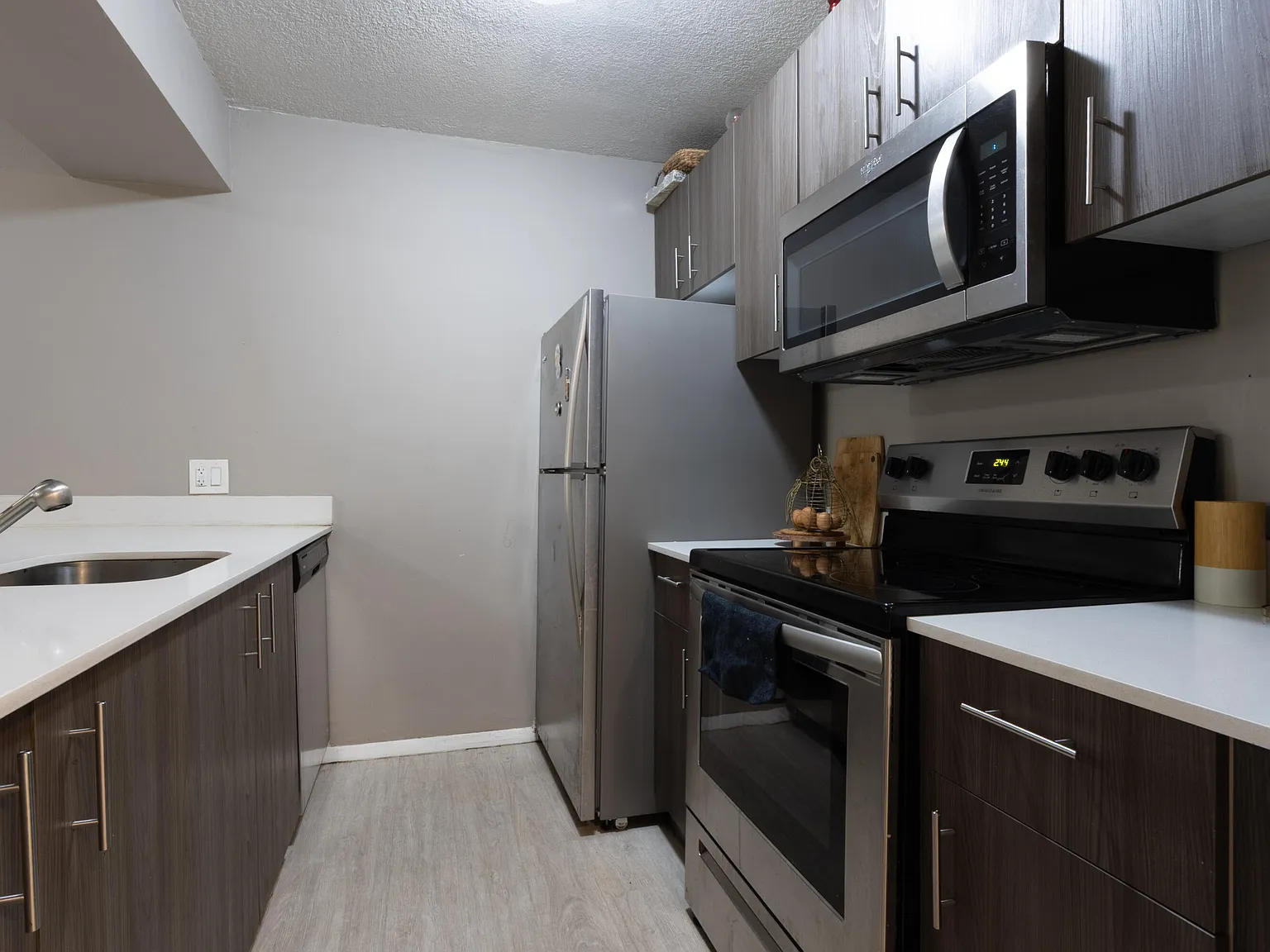 2 bed, 2.0 bath, 992 sqft, $2,450 — Photo 3