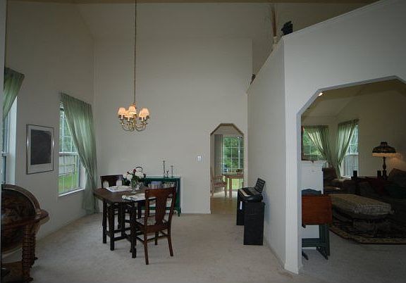 5th image of 125 Dorothy Dr