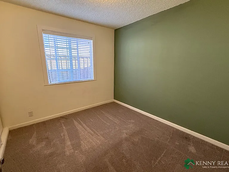 925 Newman Dr — Photo 8