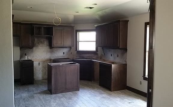 3rd image of 14621 Broadway Cir