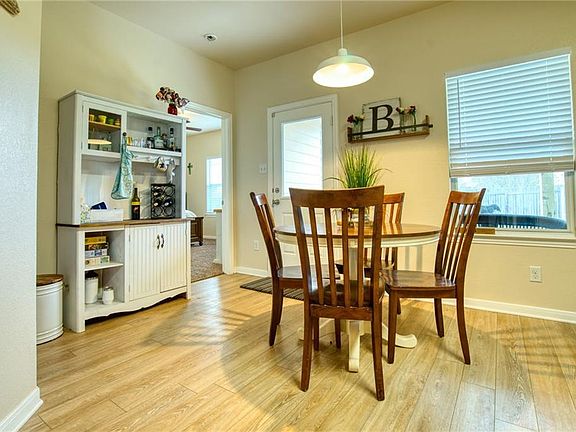 5th image of 1208 Montell Ln